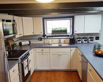 Modern Farmhouse; Quiet, Eclectic,Cozy, Fun, situated on a peaceful Creek. - Accord - Kitchen