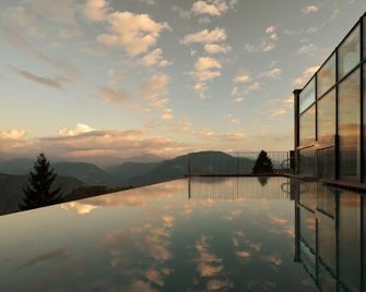 Hotel Saltus - San Genesio Atesino/Jenesien - Басейн