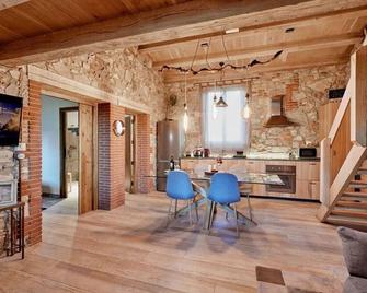 Les Espelmes - Habitación con Vistas y Jardín Dentro de Masía Rural - Arbúcies - Dining room