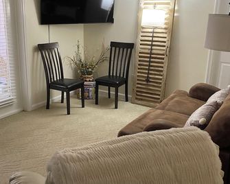 Experience Tellico Lake in Central Tellico Village-private suite, non-smoking. - Loudon - Sala de estar