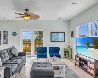 Blue Breeze - Marathon - Living room