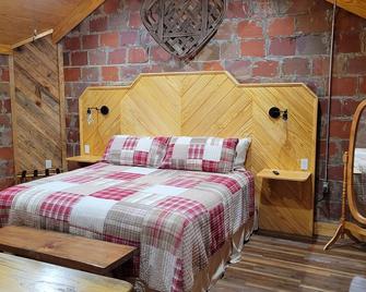 Baccer Barn-On the farm beside Broadslab Distillery and The Barn at Broadslab - Benson - Bedroom