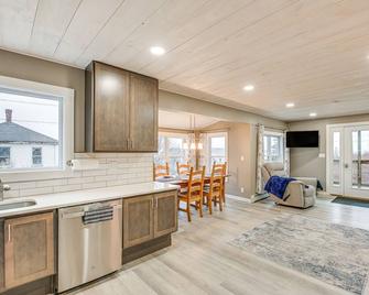 Cozy Maine Getaway Covered Deck, Walk to Beach! - Lubec - Kitchen
