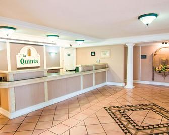 Baymont by Wyndham Indianapolis Airport Lynhurst - Indianapolis - Front desk