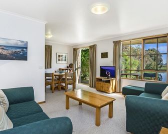 Whalers Cottage - Port Fairy - Living room