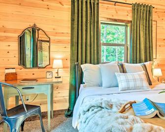Rustic-Chic Woodland Hideaway with Hot Tub! - Sandpoint - Bedroom