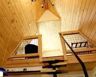 Eco-Friendly Solar Powered A-Frame Treehouse with Hot Tub and Private Dock on Littlefield Pond, near Wells, Maine - Sanford - Escaleras
