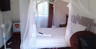 Kuku Royal Lodge - Ndola - Bedroom