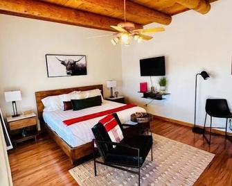 Adobe Rose Boutique Inn - Artesia - Bedroom