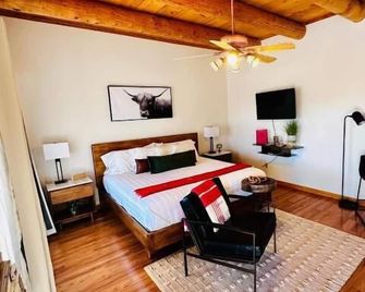 Adobe Rose Boutique Inn - Artesia - Schlafzimmer