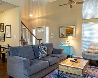 Walk To Soco - South 1st Launch Pad! - Austin - Living room