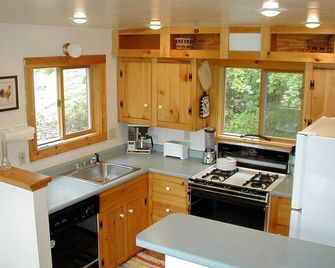Cozy 4-season COTTAGE-- ski, swim, hike, foliage- Family Fun or Romantic Getaway - Mount Holly - Kitchen