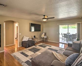 Lake Havasu City Home with Patio about 3 Mi to Lake - Lake Havasu City - Living room