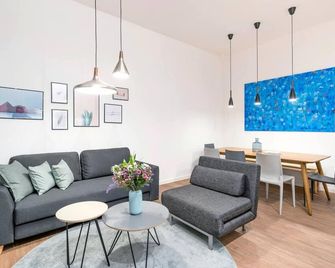 3-Bedroom Apartment (110sqm) with Terrace & Garden(1) - Berlín - Sala