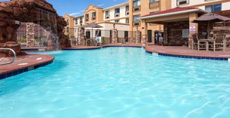 Holiday Inn Express & Suites Moab - מואב - בריכה