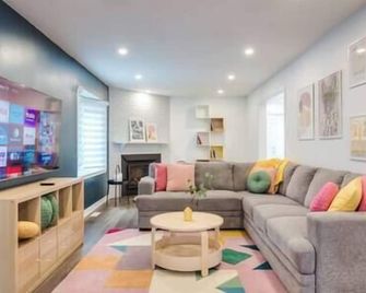 Entire Home | Toronto Hub | Therma Spa | 12 Guests | Dagmar | Sports Arenas - Whitby - Living room