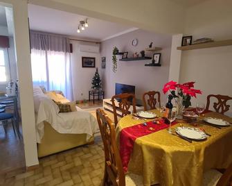 Charming 2-bedroom apartment with WiFi and AC in lovely Quarteira - Quarteira - Salle à manger