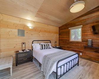 EV charger, pet friendly, large ocean view deck, close to beaches, sleeps 8 - Shelter Cove - Bedroom