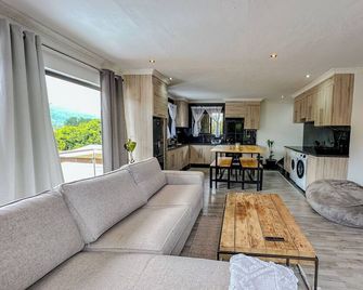 Tranquil building with WiFi in Tzaneen - Tzaneen - Living room