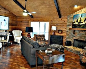 4 B/R, Flat Lot, Only a few Steps to the Water, Beautiful Lake Front, Quiet Cove - Waleska - Living room