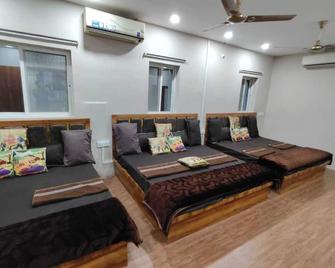 Hotel Shree Kedarnath in front of railway station platform no 8 - Ujjain - Living room