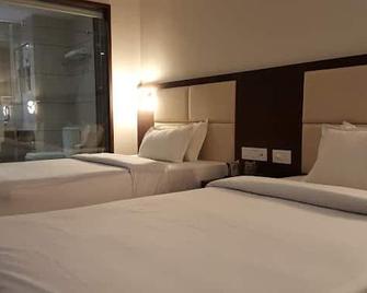 The Highness Hotel - Mahesāna - Habitación