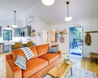 Peaceful Mendocino Cottage Surrounded By Redwoods - Mendocino - Living room