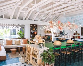 هامبتون باي هيلتون جراند كايمان سيفين مايل بيتش - جورج تاون - ردهة