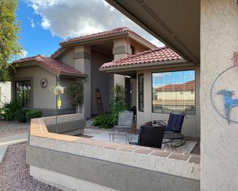 Centrally located fully furnished home in Sun City West! - Sun City West - Patio