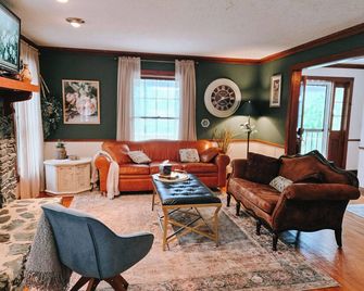 Stunning Mountain Views with Hot Tub & 2 King Suites! Private & Peaceful. - Robbinsville - Living room