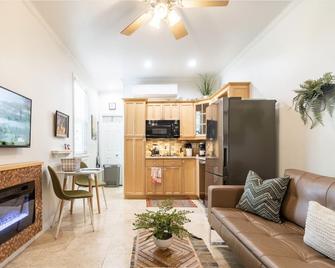Entire Casita and Cal king bed, sofa bed and kitchen just minutes from Temecula. - Murrieta - Living room