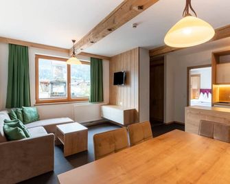 Lovely Apartment with Sauna, Ski Storage, Pool, Terrace - Wald Im Pinzgau - Dining room