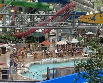 Jay Peak 3 Bedroom Trailside Condo directly on the mountain. Walk to water park - Jay - Pool