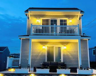 Narragansett Coastal Charmer with Private Beach & Ocean Views!!! - Narragansett - Building