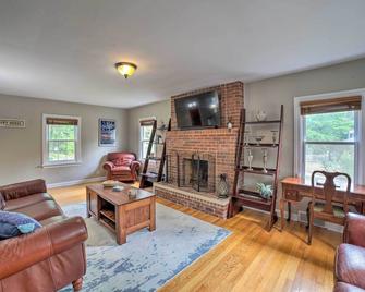 Pet-Friendly Lake Getaway 1 Block to Beach! - Gary - Living room