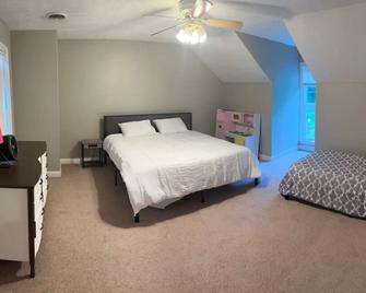 Home just outside of Hendersonville - Hendersonville - Bedroom