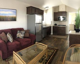 Deluxe 'Sunset' Vacation rental in private marina on the California Delta - Stockton - Living room