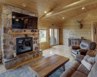 Amazing Home With Beach, Dock, Water Toys, Firepit, Close to Aiktin & Cuyuna - Aitkin - Living room