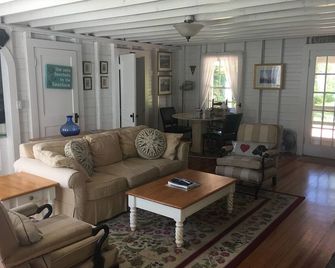Escape to Costal Comfort. Step Back In Time at this Waterfront Retreat! - Falmouth - Living room