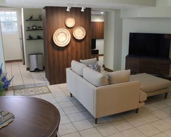 The Carriage House - Historic getaway in the heart of the city! - Manhattan - Living room