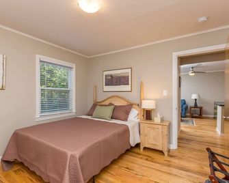 Classy 1br Steps From Wf Hospital - Free Parking - Winston-Salem - Bedroom