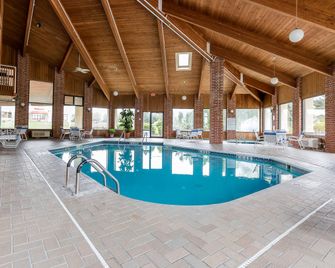 Quality Inn - Sycamore - Bazén
