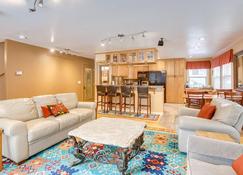 Cozy Incline Village Retreat with Private Sauna - Incline Village - Living room