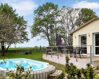 2 bedroom nice home in Behrenhoff/Neu Dargel. - Dargelin - Piscina