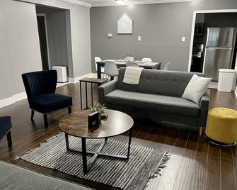 Home Walking Distance to Downtown Square in Diverse Neighborhood - Columbia - Living room