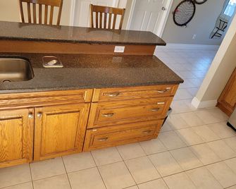 Tranquil Bay Lodge, 3 min walk to sand beach - Lambton Shores - Kitchen