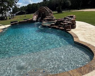 Southern Pines Estate, 9 bedrooms, pool, hot tub, stocked pond near Lake Conroe - Conroe - Pool
