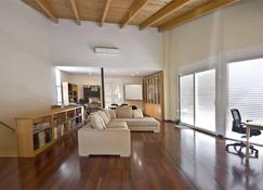 A modern and comfortable villa in a quiet and well-connected residential area - Sabadell - Sala de estar