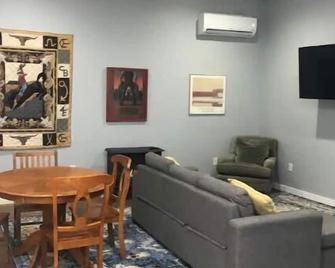 Yellowstone Hideaway - Livingston - Living room