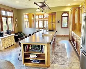 Inviting Family Retreat With A Seasonal Saltwater Pool, Gymnasium And Privacy - Fort Recovery - Eetruimte